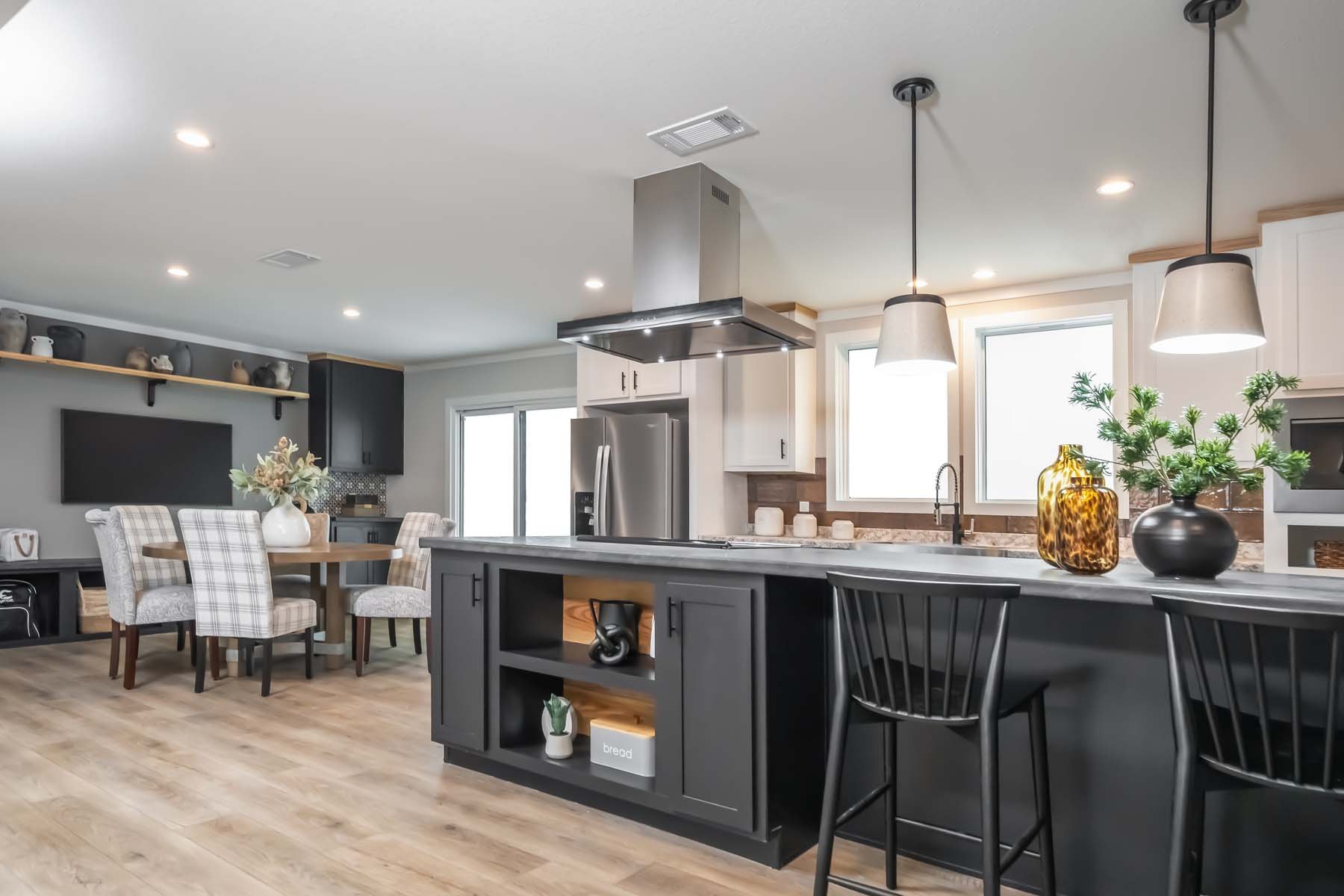 Premier / Bourbon 3276H42398 — manufactured home photo 12 at Texas Home Outlet in Huffman, TX