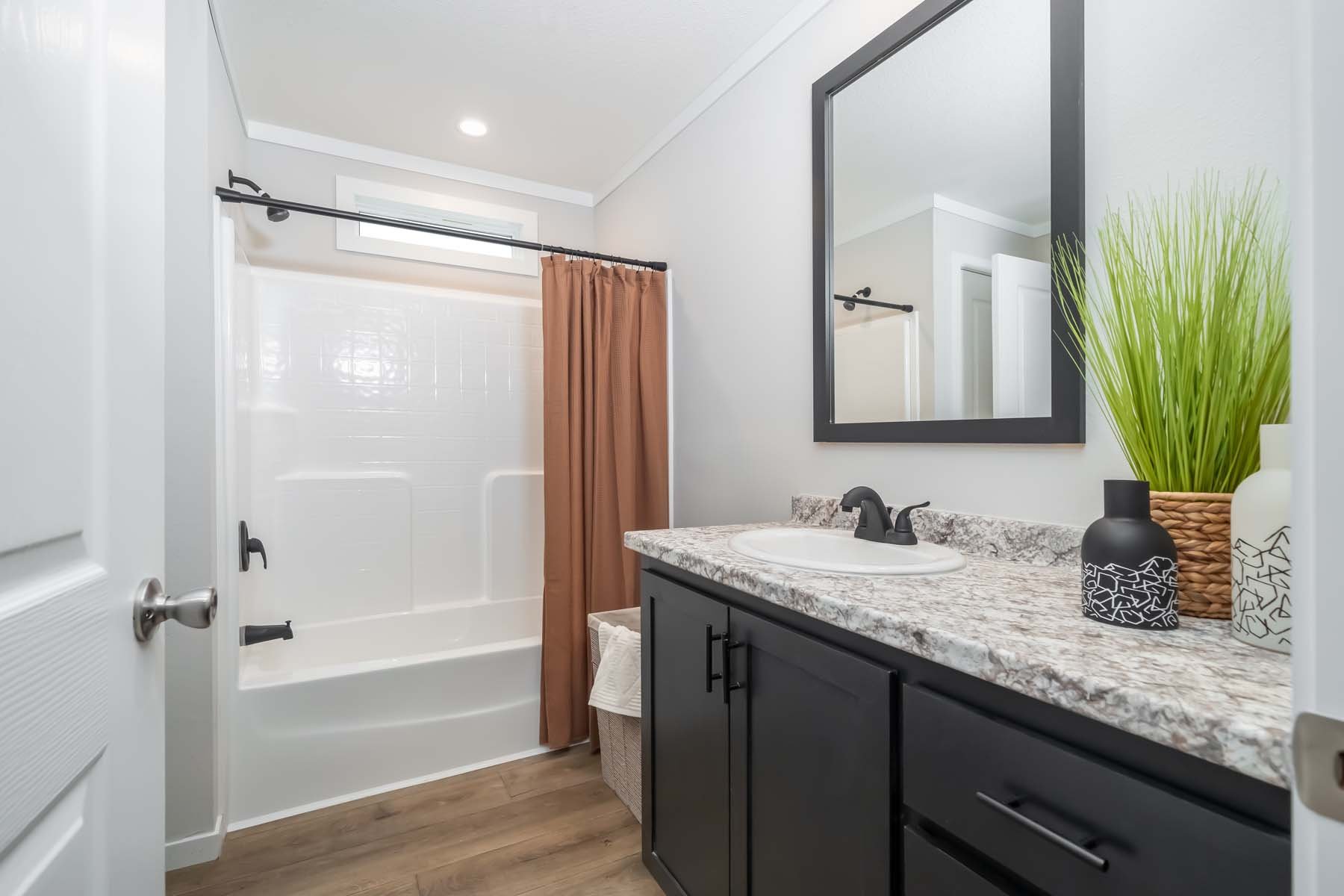 Premier / Bourbon 3276H42398 — manufactured home photo 18 at Texas Home Outlet in Huffman, TX