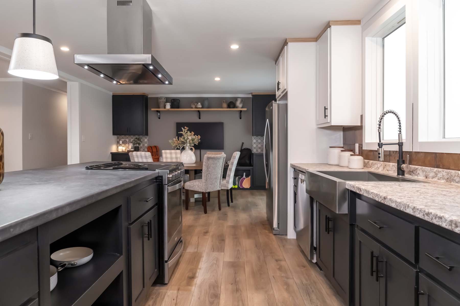 Premier / Bourbon 3276H42398 — manufactured home photo 23 at Texas Home Outlet in Huffman, TX